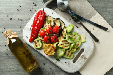 Gri desenli masada ızgara sebzeli lezzetli yemek kavramı