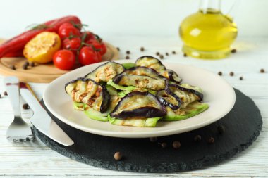 Izgara sebzeyle lezzetli yemek kavramı, yakın plan.