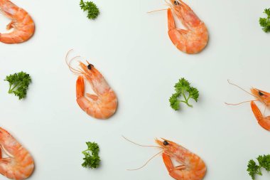 Beyaz arka planda lezzetli pişmiş karidesler, üst manzara