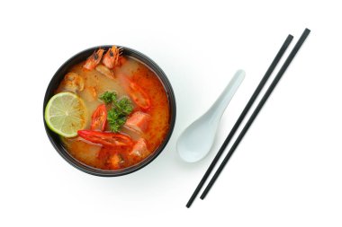 Beyaz arka planda izole edilmiş lezzetli Tom çorbası.