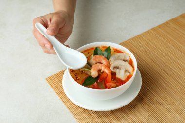 Beyaz dokulu arka planda Tom 'la lezzetli çorba yeme kavramı