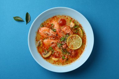 Lezzetli Tom çorbası mavi arka planda