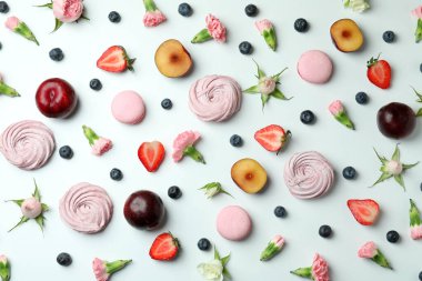 Beyaz arka planda lezzetli badem kurabiyesi ve lokum kavramı