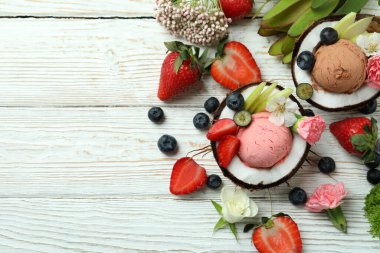 Tahta masada lezzetli meyveli dondurma kavramı