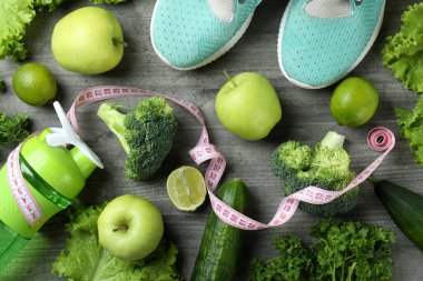 Gri dokulu arka planda sağlıklı yaşam tarzı aksesuarları