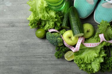 Gri dokulu arka planda sağlıklı yaşam tarzı aksesuarları