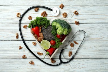 Sağlıklı yaşam aksesuarları beyaz ahşap masada.