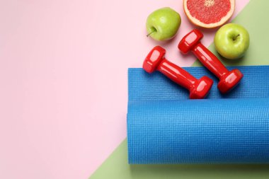 İki ton arkaplanda sağlıklı yaşam aksesuarları