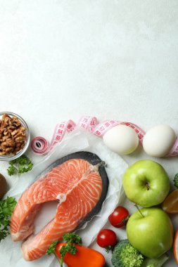 Beyaz dokulu arkaplan üzerine sağlıklı beslenme kavramı, metin için boşluk