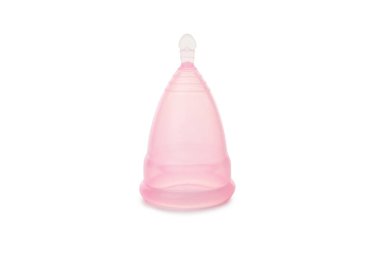 Pembe adet kupası beyaz arkaplanda izole edilmiş.