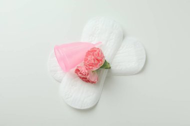 Beyaz arka planda adet görme kavramı, üst görünüm