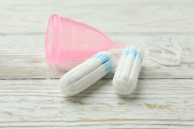 Ahşap arka planda adet görme kavramı, kapat