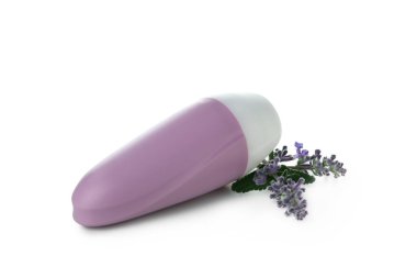 Beyaz arkaplanda boş mor deodorant izole