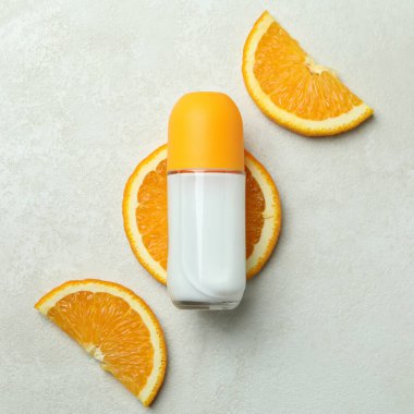 Beyaz desenli arka planda boş turuncu deodorant