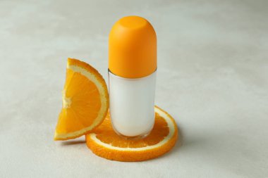 Beyaz desenli arka planda boş turuncu deodorant