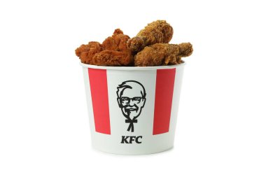 ODESSA, UKRAINE - 31 Mayıs 2021: KFC kovası beyaz arkaplanda izole edildi