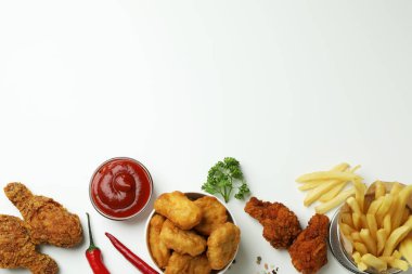 Beyaz arka planda kızarmış tavukla lezzetli yemek kavramı