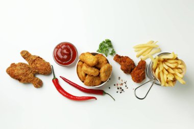 Beyaz arka planda kızarmış tavukla lezzetli yemek kavramı