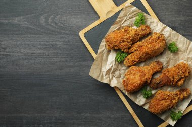 Koyu ahşap arka planda kızarmış tavukla lezzetli yemek kavramı