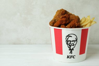 ODESSA, UKRAINE - 31 Mayıs 2021: Tahta masadaki KFC kovası