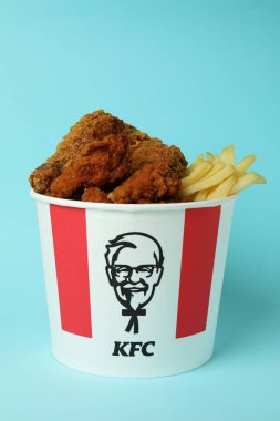 ODESSA, UKRAINE - 31 Mayıs 2021: Mavi arkaplanda bir kova KFC