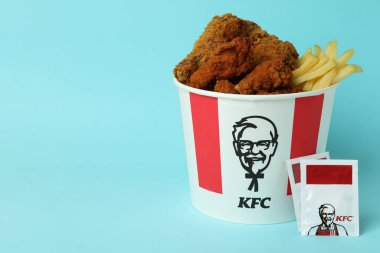 Kızarmış tavukla lezzetli yemek kavramı 