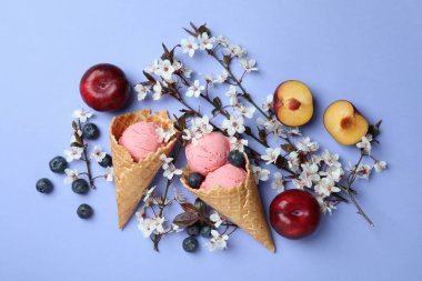 Menekşe arkaplanda meyveli dondurma kavramı