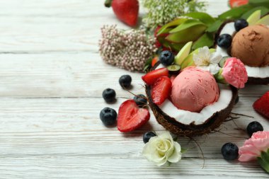 Tahta masada lezzetli meyveli dondurma kavramı