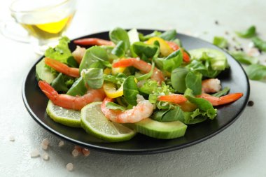 Karides salatasıyla lezzetli yemek kavramı