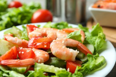 Farklı malzemeli karides salatası.