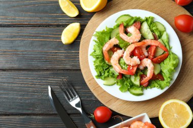 Tahta masada karides salatasıyla lezzetli yemek kavramı