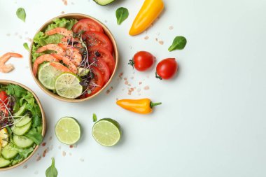 Beyaz arka planda karides salatasıyla lezzetli yemek kavramı