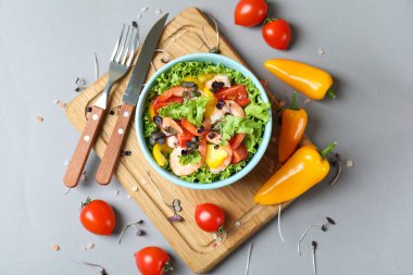 Gri arka planda karides salatasıyla lezzetli yemek kavramı