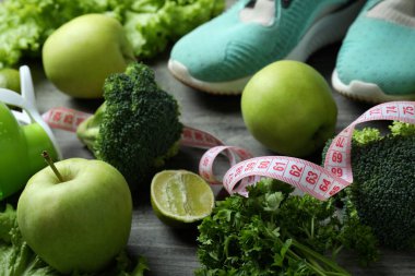 Gri dokulu arka planda sağlıklı yaşam tarzı aksesuarları