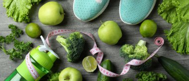 Gri dokulu arka planda sağlıklı yaşam tarzı aksesuarları