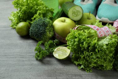 Gri dokulu arka planda sağlıklı yaşam tarzı aksesuarları