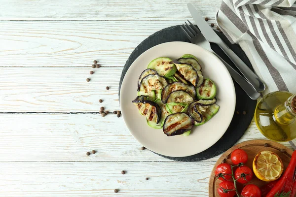 Izgara sebzeli lezzetli yemek kavramı, yazı için yer.