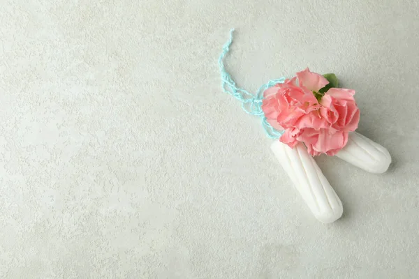 Tampon Dan Bunga Pada Latar Belakang Bertekstur Putih — Stok Foto