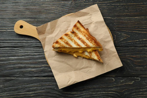 Brett Mit Gegrillten Sandwiches Auf Holztisch — Stockfoto