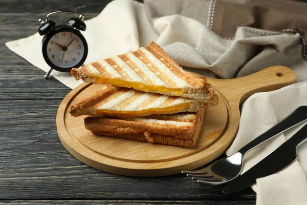 Konzept Des Leckeren Frühstücks Mit Gegrillten Sandwiches Auf Holzgrund — Stockfoto