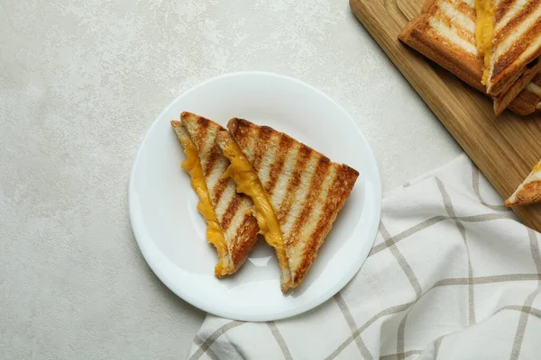 Konzept Des Leckeren Essens Mit Gegrillten Sandwiches Auf Weißem Tisch — Stockfoto