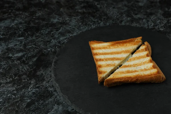 Tablett Mit Gegrilltem Sandwich Auf Schwarzem Hintergrund — Stockfoto