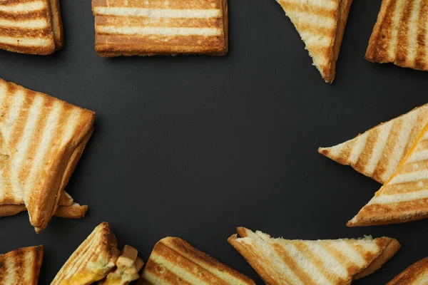 Leckere Gegrillte Sandwiches Auf Schwarzem Hintergrund Platz Für Text — Stockfoto
