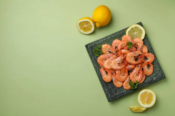 Placa Con Sabrosos Camarones Sobre Fondo Verde —  Fotos de Stock