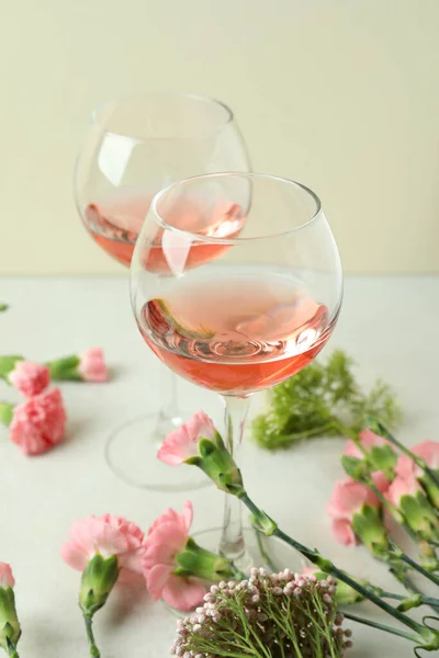 Glasses Pink Wine Beautiful Flowers — Stock Photo, Image