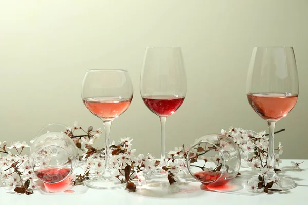 白桌子上的酒杯和樱花 — 图库照片