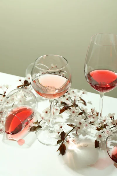Gläser Wein Und Kirschblüten Auf Weißem Tisch — Stockfoto
