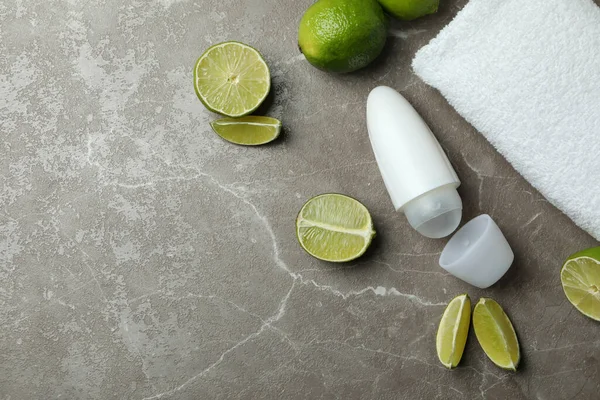 Deodorante Bianco Lime Asciugamano Sul Tavolo Grigio — Foto Stock