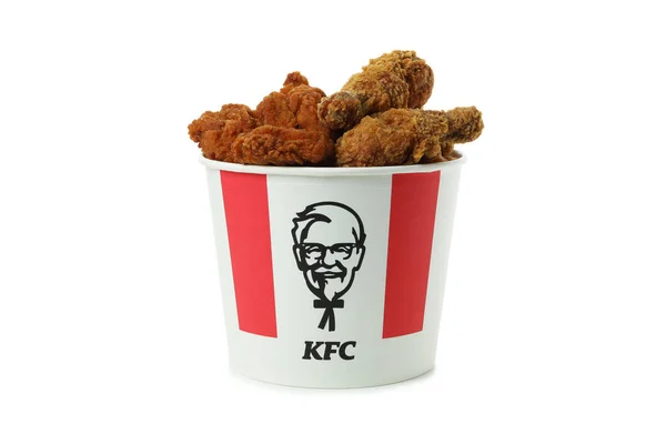 ODESSA, UKRAINE - 31 Mayıs 2021: KFC kovası beyaz arkaplanda izole edildi