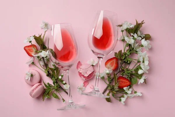 Vinho Macaroons Morango Flores Sobre Fundo Rosa — Fotografia de Stock